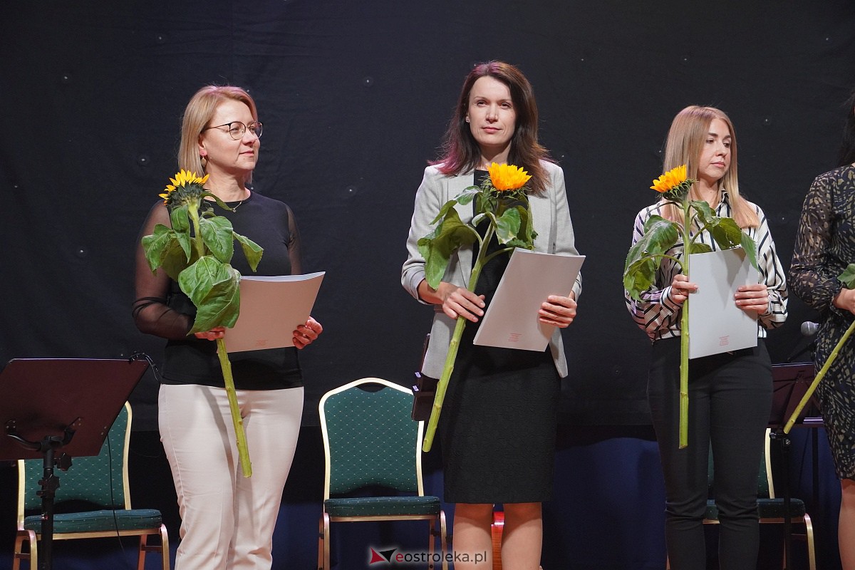 Dzień Nauczyciela w Ostrołęce. Wyróżnienia i koncert Najpiękniejsze melodie świata[16.10.2023] - zdjęcie #74 - eOstroleka.pl