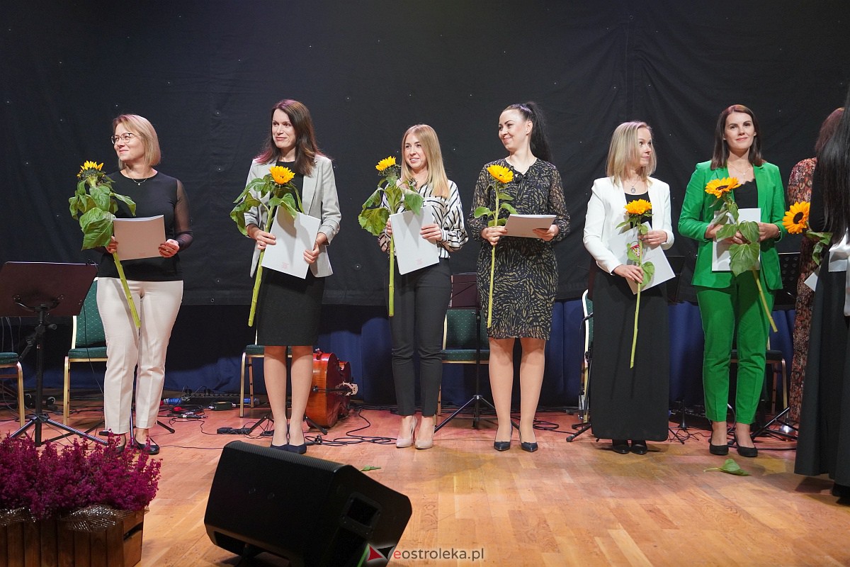 Dzień Nauczyciela w Ostrołęce. Wyróżnienia i koncert Najpiękniejsze melodie świata[16.10.2023] - zdjęcie #72 - eOstroleka.pl
