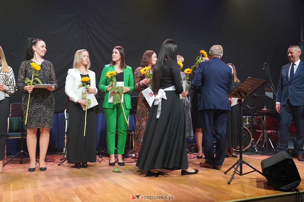 Dzień Nauczyciela w Ostrołęce. Wyróżnienia i koncert Najpiękniejsze melodie świata[16.10.2023] - zdjęcie #71 - eOstroleka.pl