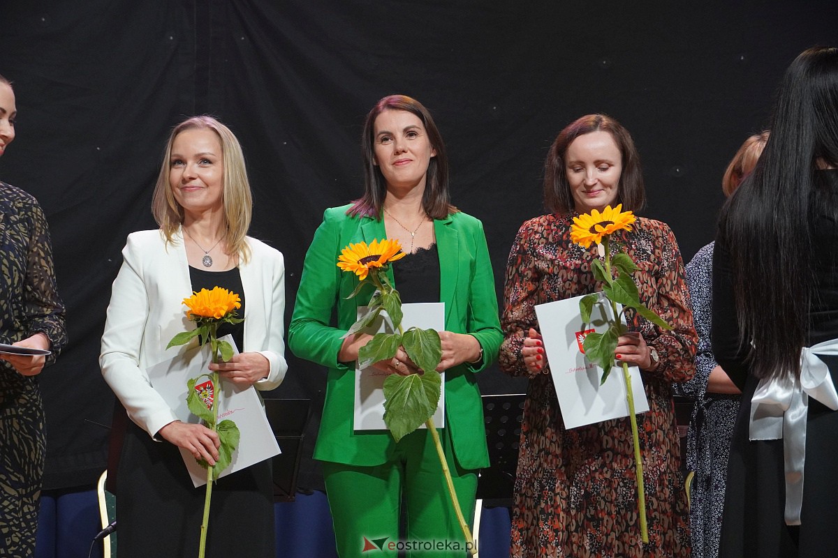Dzień Nauczyciela w Ostrołęce. Wyróżnienia i koncert Najpiękniejsze melodie świata[16.10.2023] - zdjęcie #70 - eOstroleka.pl