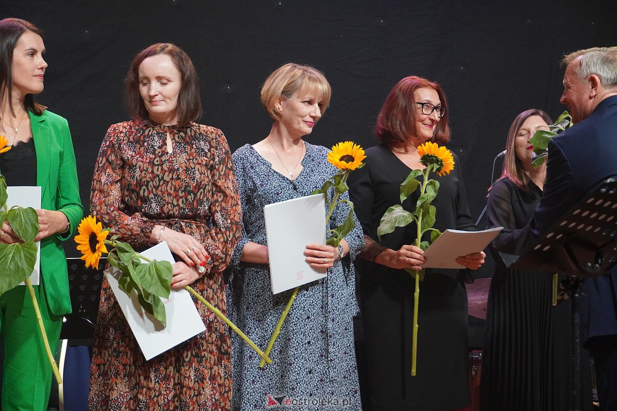 Dzień Nauczyciela w Ostrołęce. Wyróżnienia i koncert Najpiękniejsze melodie świata[16.10.2023] - zdjęcie #69 - eOstroleka.pl