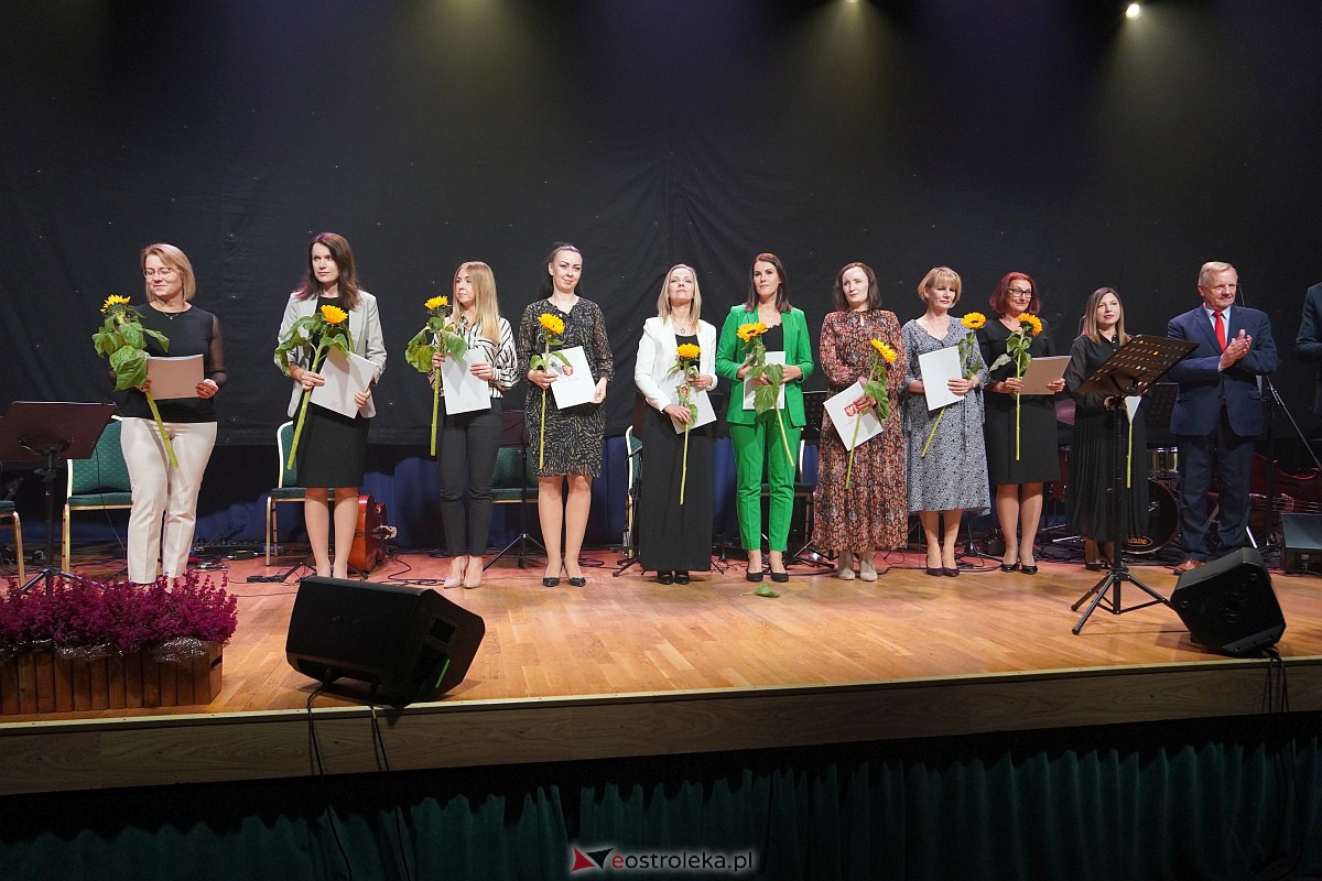 Dzień Nauczyciela w Ostrołęce. Wyróżnienia i koncert Najpiękniejsze melodie świata[16.10.2023] - zdjęcie #68 - eOstroleka.pl