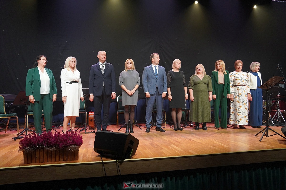 Dzień Nauczyciela w Ostrołęce. Wyróżnienia i koncert Najpiękniejsze melodie świata[16.10.2023] - zdjęcie #67 - eOstroleka.pl