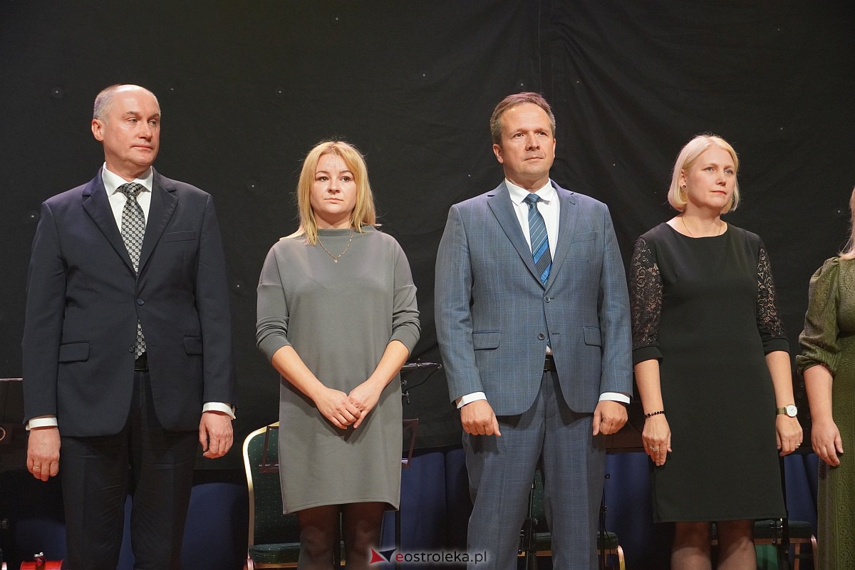 Dzień Nauczyciela w Ostrołęce. Wyróżnienia i koncert Najpiękniejsze melodie świata[16.10.2023] - zdjęcie #66 - eOstroleka.pl
