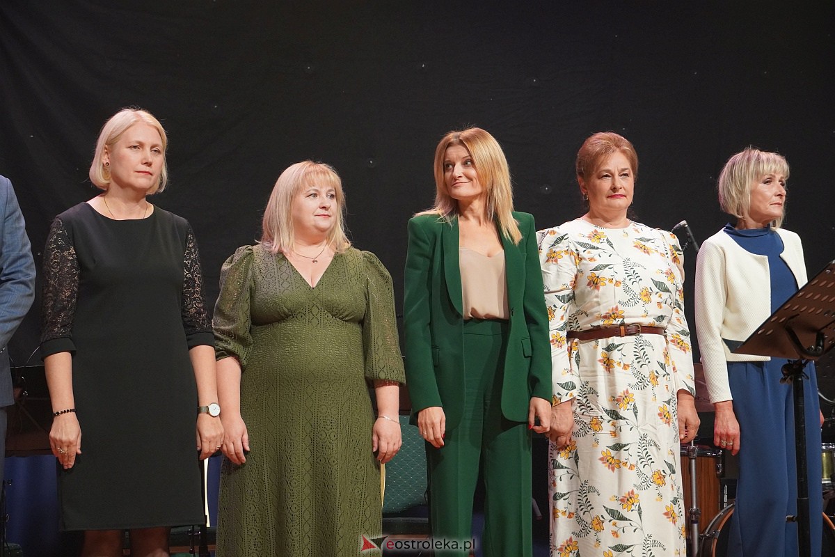 Dzień Nauczyciela w Ostrołęce. Wyróżnienia i koncert Najpiękniejsze melodie świata[16.10.2023] - zdjęcie #65 - eOstroleka.pl
