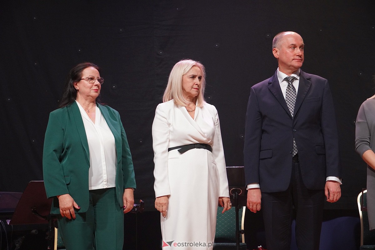 Dzień Nauczyciela w Ostrołęce. Wyróżnienia i koncert Najpiękniejsze melodie świata[16.10.2023] - zdjęcie #64 - eOstroleka.pl