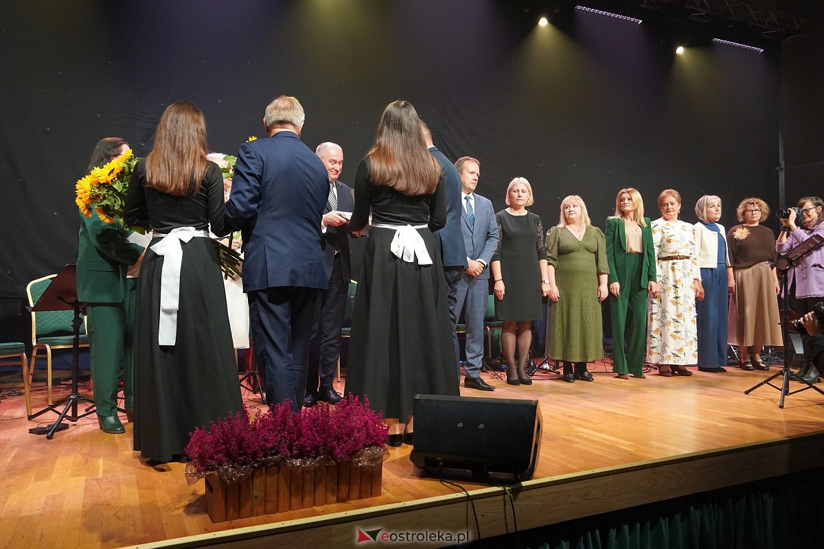 Dzień Nauczyciela w Ostrołęce. Wyróżnienia i koncert Najpiękniejsze melodie świata[16.10.2023] - zdjęcie #63 - eOstroleka.pl