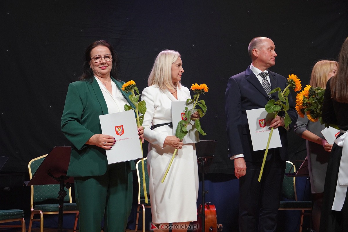 Dzień Nauczyciela w Ostrołęce. Wyróżnienia i koncert Najpiękniejsze melodie świata[16.10.2023] - zdjęcie #62 - eOstroleka.pl