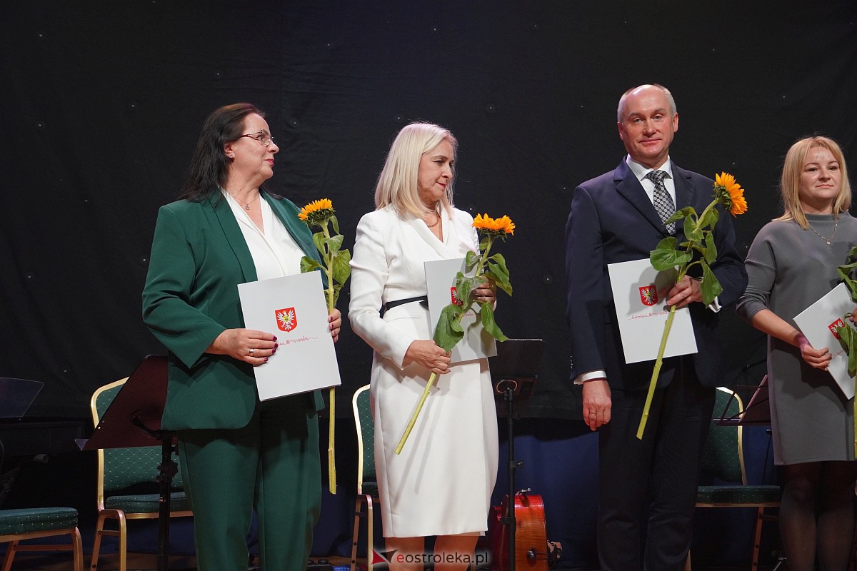 Dzień Nauczyciela w Ostrołęce. Wyróżnienia i koncert Najpiękniejsze melodie świata[16.10.2023] - zdjęcie #61 - eOstroleka.pl