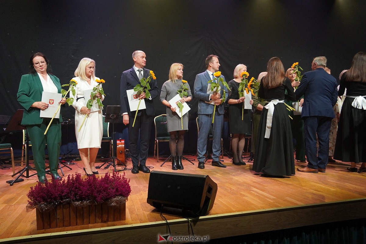 Dzień Nauczyciela w Ostrołęce. Wyróżnienia i koncert Najpiękniejsze melodie świata[16.10.2023] - zdjęcie #60 - eOstroleka.pl