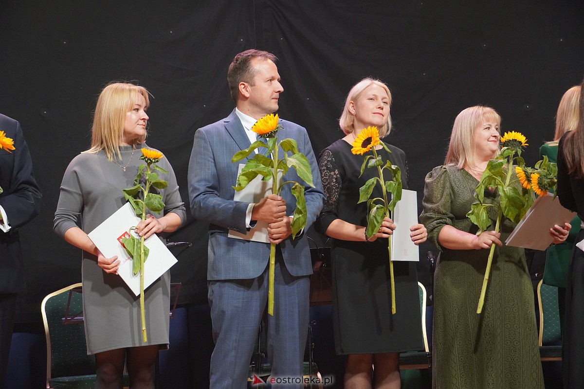 Dzień Nauczyciela w Ostrołęce. Wyróżnienia i koncert Najpiękniejsze melodie świata[16.10.2023] - zdjęcie #59 - eOstroleka.pl