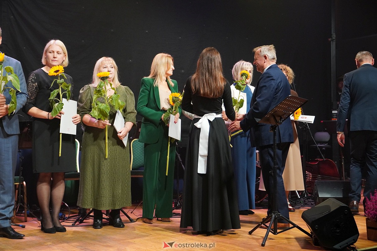 Dzień Nauczyciela w Ostrołęce. Wyróżnienia i koncert Najpiękniejsze melodie świata[16.10.2023] - zdjęcie #58 - eOstroleka.pl