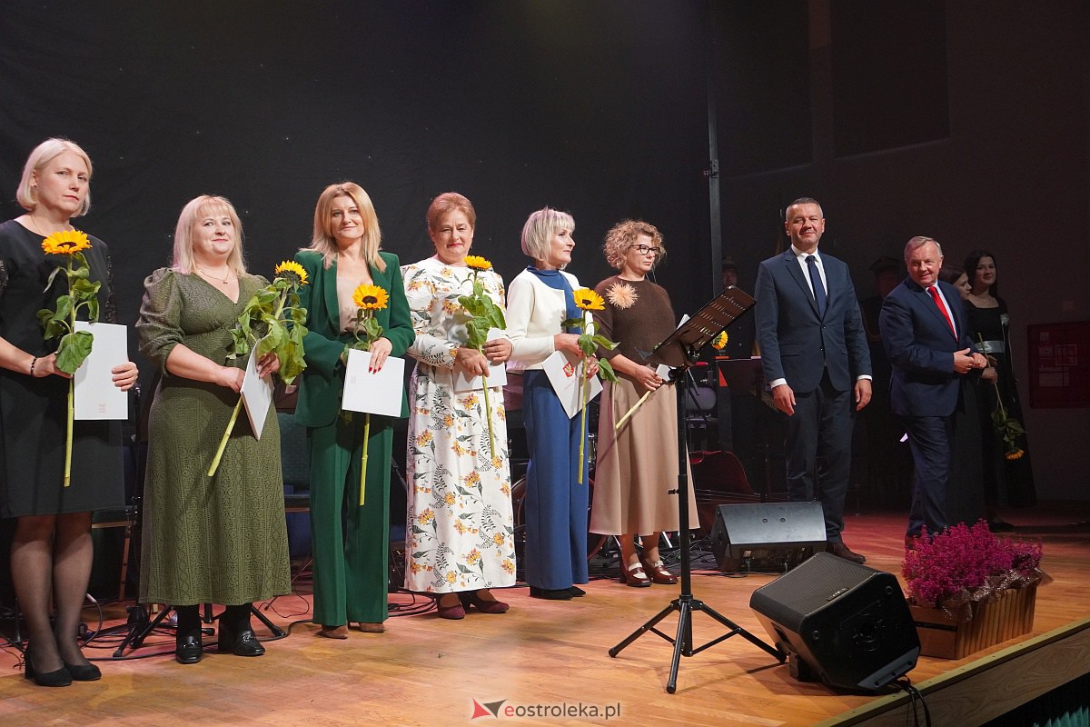 Dzień Nauczyciela w Ostrołęce. Wyróżnienia i koncert Najpiękniejsze melodie świata[16.10.2023] - zdjęcie #57 - eOstroleka.pl