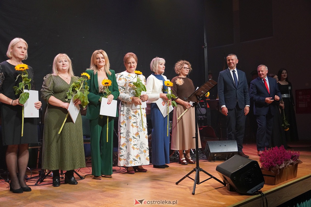 Dzień Nauczyciela w Ostrołęce. Wyróżnienia i koncert Najpiękniejsze melodie świata[16.10.2023] - zdjęcie #56 - eOstroleka.pl
