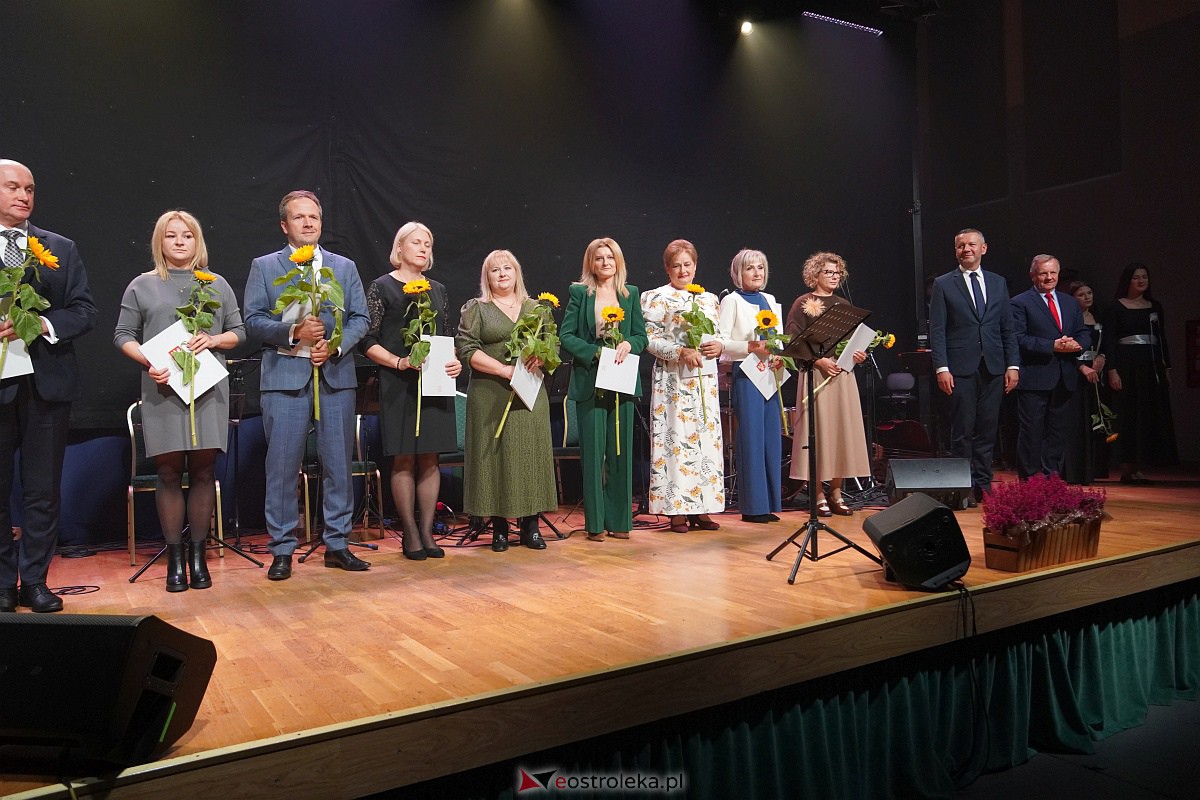 Dzień Nauczyciela w Ostrołęce. Wyróżnienia i koncert Najpiękniejsze melodie świata[16.10.2023] - zdjęcie #55 - eOstroleka.pl