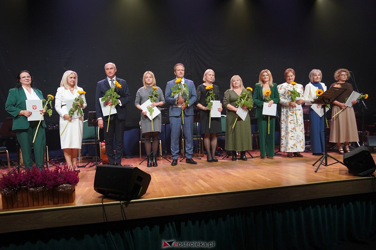 Dzień Nauczyciela w Ostrołęce. Wyróżnienia i koncert Najpiękniejsze melodie świata[16.10.2023] - zdjęcie #54 - eOstroleka.pl