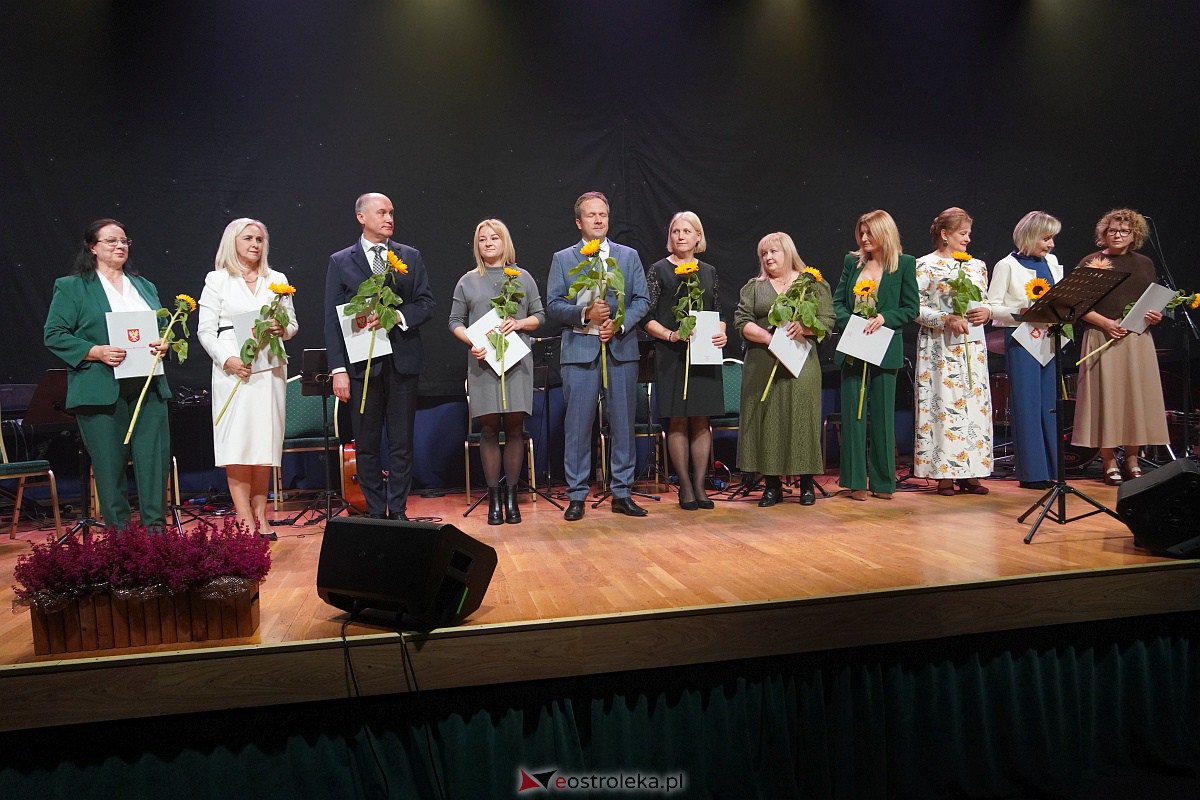 Dzień Nauczyciela w Ostrołęce. Wyróżnienia i koncert Najpiękniejsze melodie świata[16.10.2023] - zdjęcie #53 - eOstroleka.pl