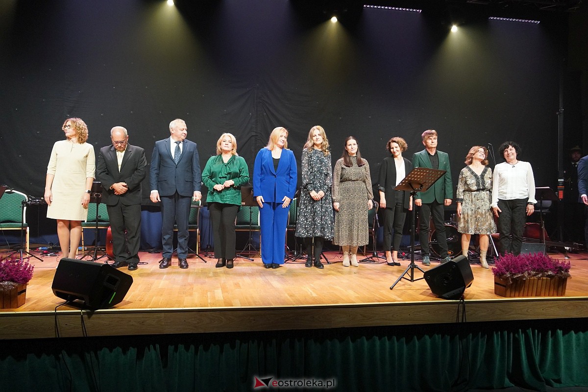 Dzień Nauczyciela w Ostrołęce. Wyróżnienia i koncert Najpiękniejsze melodie świata[16.10.2023] - zdjęcie #52 - eOstroleka.pl