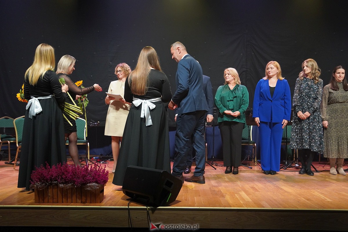 Dzień Nauczyciela w Ostrołęce. Wyróżnienia i koncert Najpiękniejsze melodie świata[16.10.2023] - zdjęcie #51 - eOstroleka.pl
