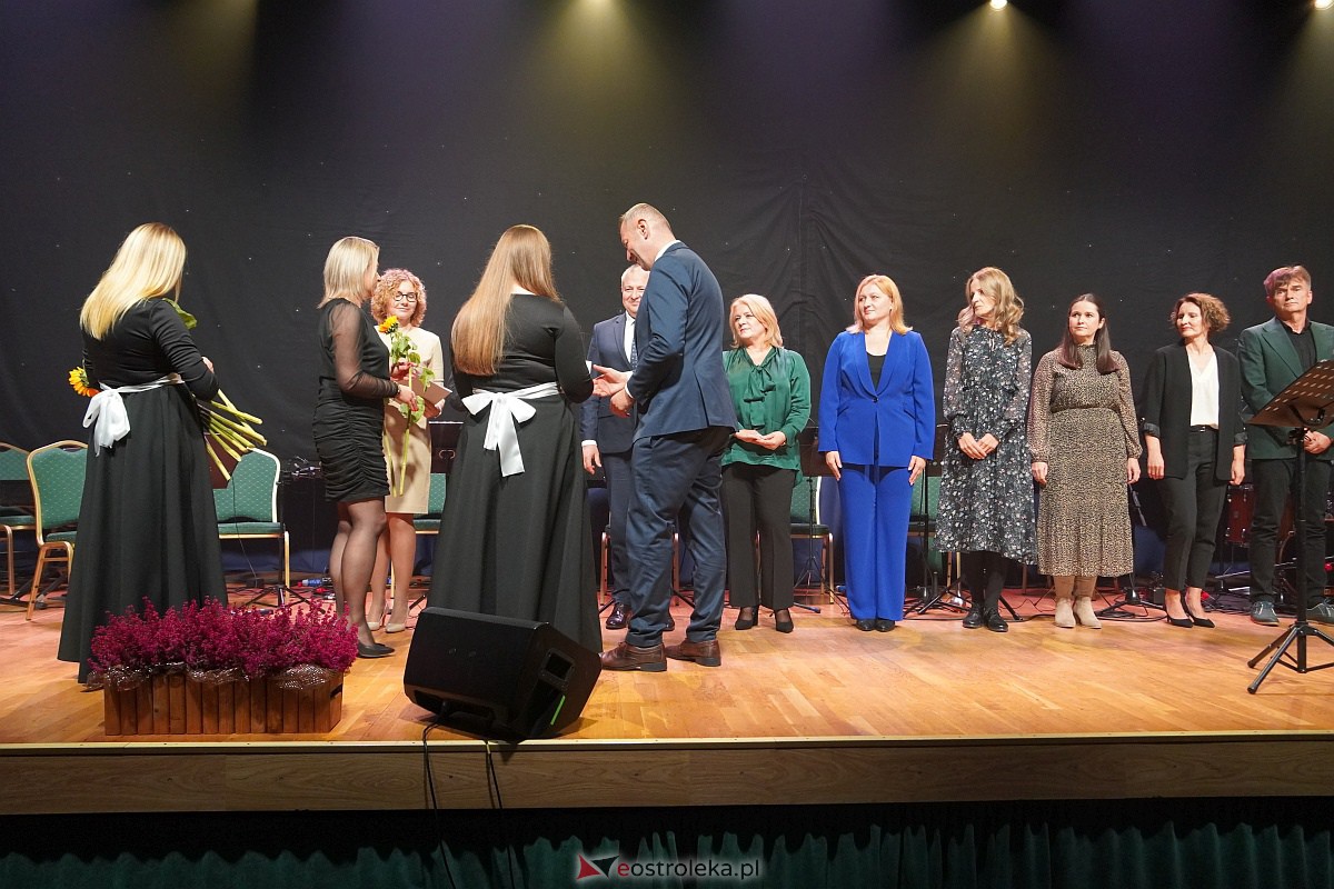 Dzień Nauczyciela w Ostrołęce. Wyróżnienia i koncert Najpiękniejsze melodie świata[16.10.2023] - zdjęcie #50 - eOstroleka.pl