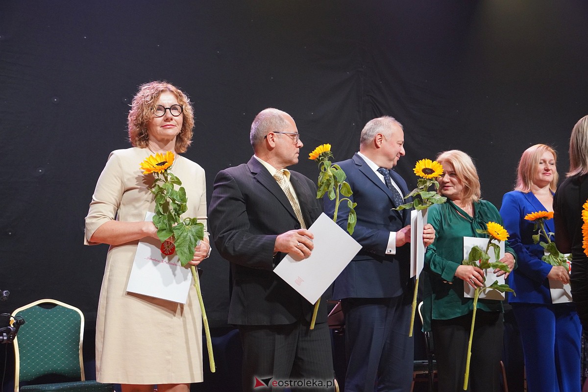 Dzień Nauczyciela w Ostrołęce. Wyróżnienia i koncert Najpiękniejsze melodie świata[16.10.2023] - zdjęcie #49 - eOstroleka.pl