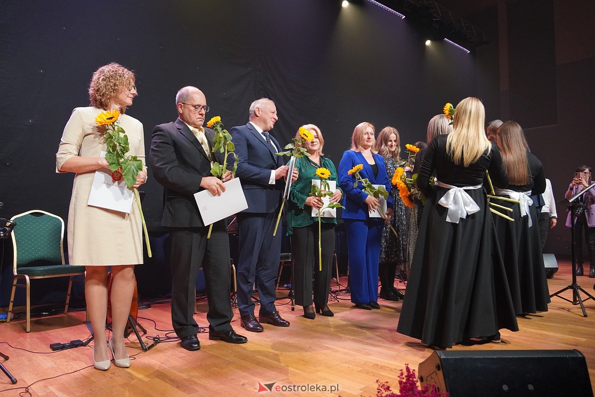 Dzień Nauczyciela w Ostrołęce. Wyróżnienia i koncert Najpiękniejsze melodie świata[16.10.2023] - zdjęcie #48 - eOstroleka.pl