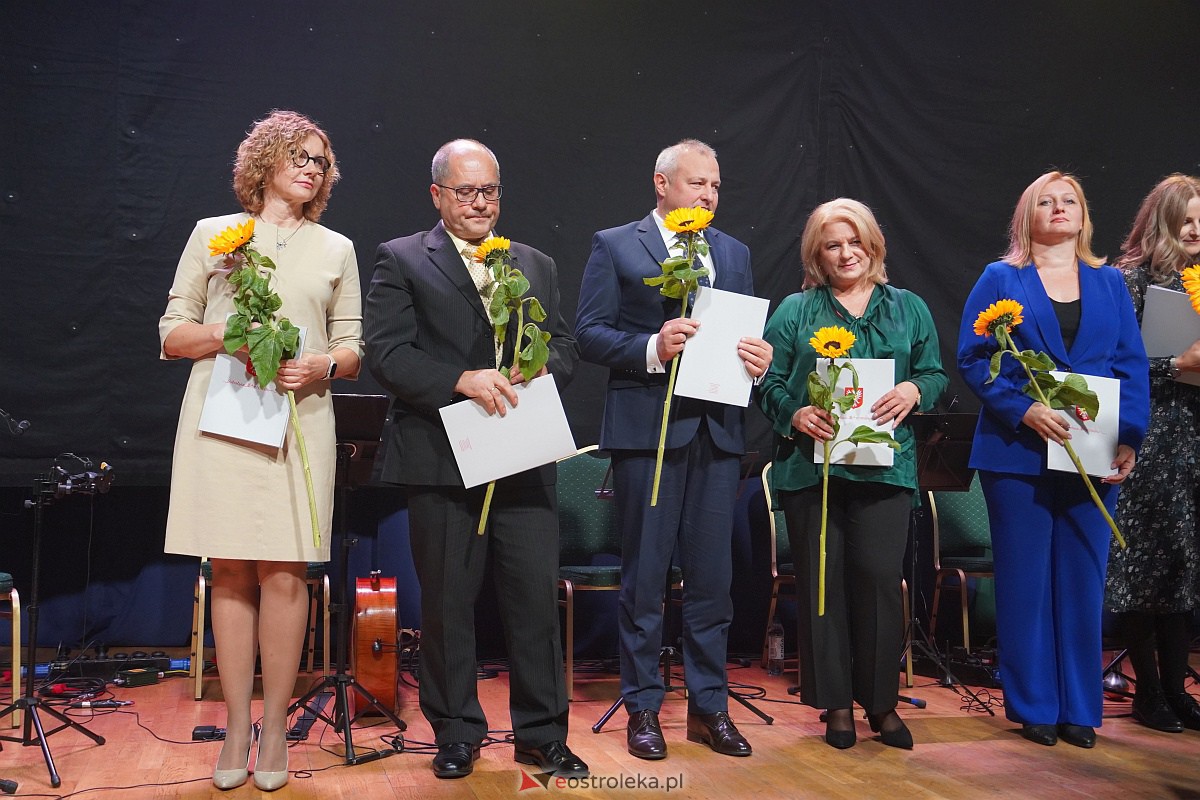 Dzień Nauczyciela w Ostrołęce. Wyróżnienia i koncert Najpiękniejsze melodie świata[16.10.2023] - zdjęcie #47 - eOstroleka.pl