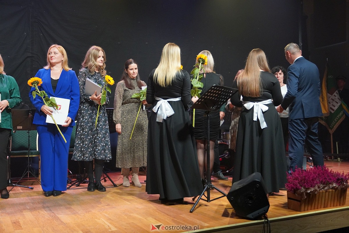 Dzień Nauczyciela w Ostrołęce. Wyróżnienia i koncert Najpiękniejsze melodie świata[16.10.2023] - zdjęcie #46 - eOstroleka.pl