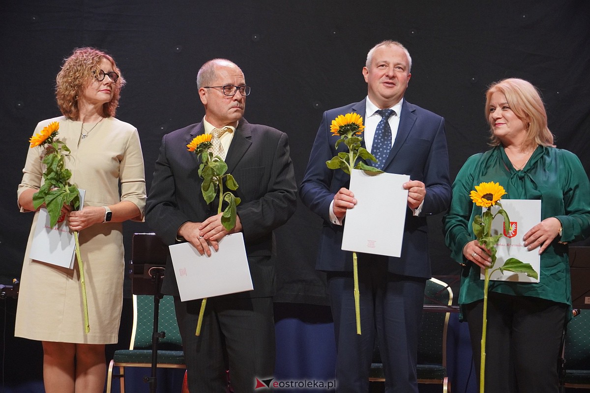 Dzień Nauczyciela w Ostrołęce. Wyróżnienia i koncert Najpiękniejsze melodie świata[16.10.2023] - zdjęcie #45 - eOstroleka.pl