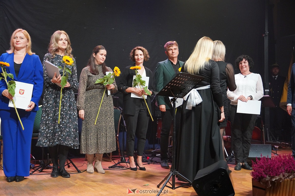 Dzień Nauczyciela w Ostrołęce. Wyróżnienia i koncert Najpiękniejsze melodie świata[16.10.2023] - zdjęcie #44 - eOstroleka.pl