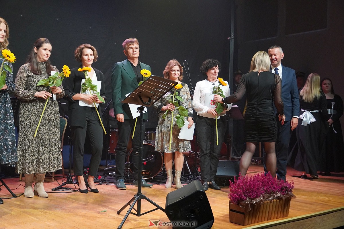 Dzień Nauczyciela w Ostrołęce. Wyróżnienia i koncert Najpiękniejsze melodie świata[16.10.2023] - zdjęcie #42 - eOstroleka.pl