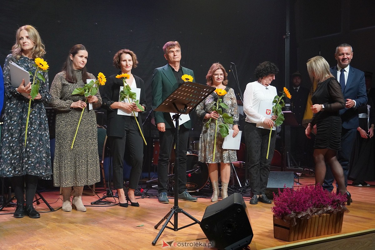 Dzień Nauczyciela w Ostrołęce. Wyróżnienia i koncert Najpiękniejsze melodie świata[16.10.2023] - zdjęcie #41 - eOstroleka.pl