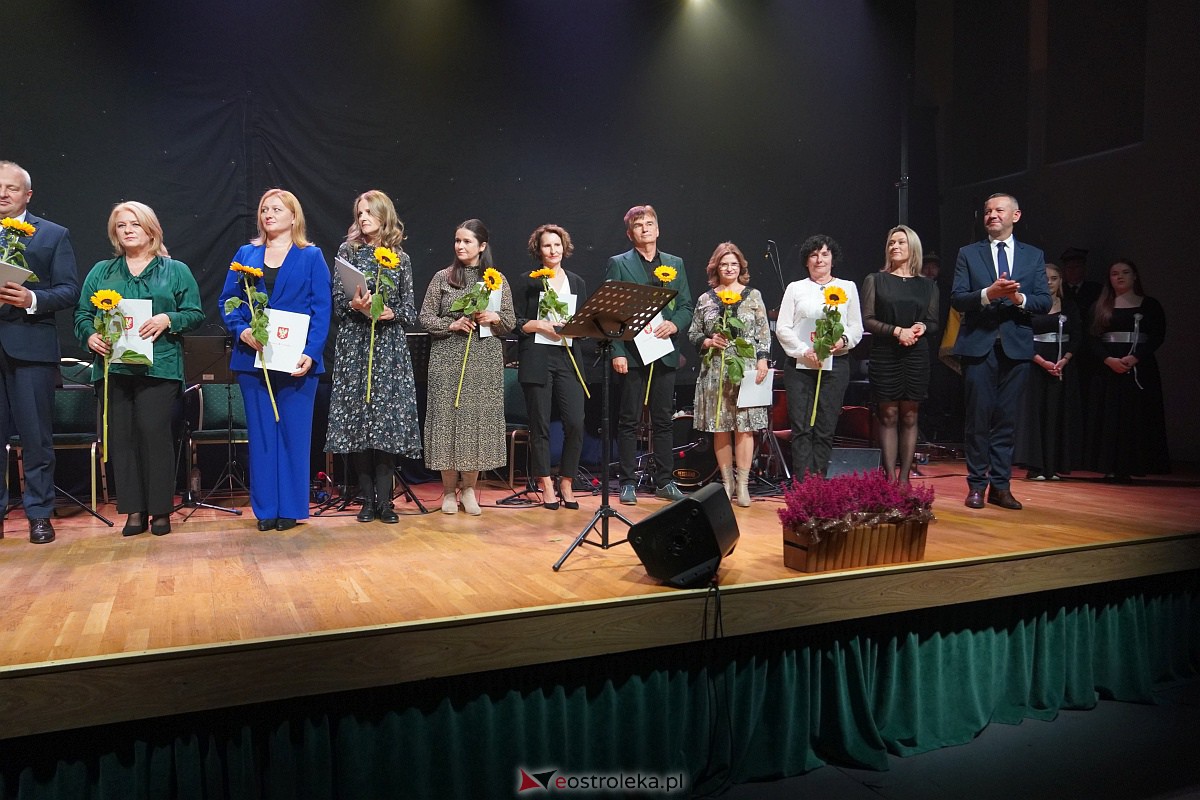Dzień Nauczyciela w Ostrołęce. Wyróżnienia i koncert Najpiękniejsze melodie świata[16.10.2023] - zdjęcie #40 - eOstroleka.pl