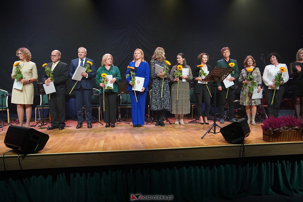 Dzień Nauczyciela w Ostrołęce. Wyróżnienia i koncert Najpiękniejsze melodie świata[16.10.2023] - zdjęcie #39 - eOstroleka.pl