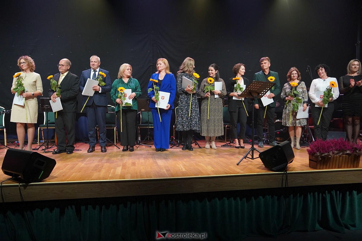 Dzień Nauczyciela w Ostrołęce. Wyróżnienia i koncert Najpiękniejsze melodie świata[16.10.2023] - zdjęcie #38 - eOstroleka.pl
