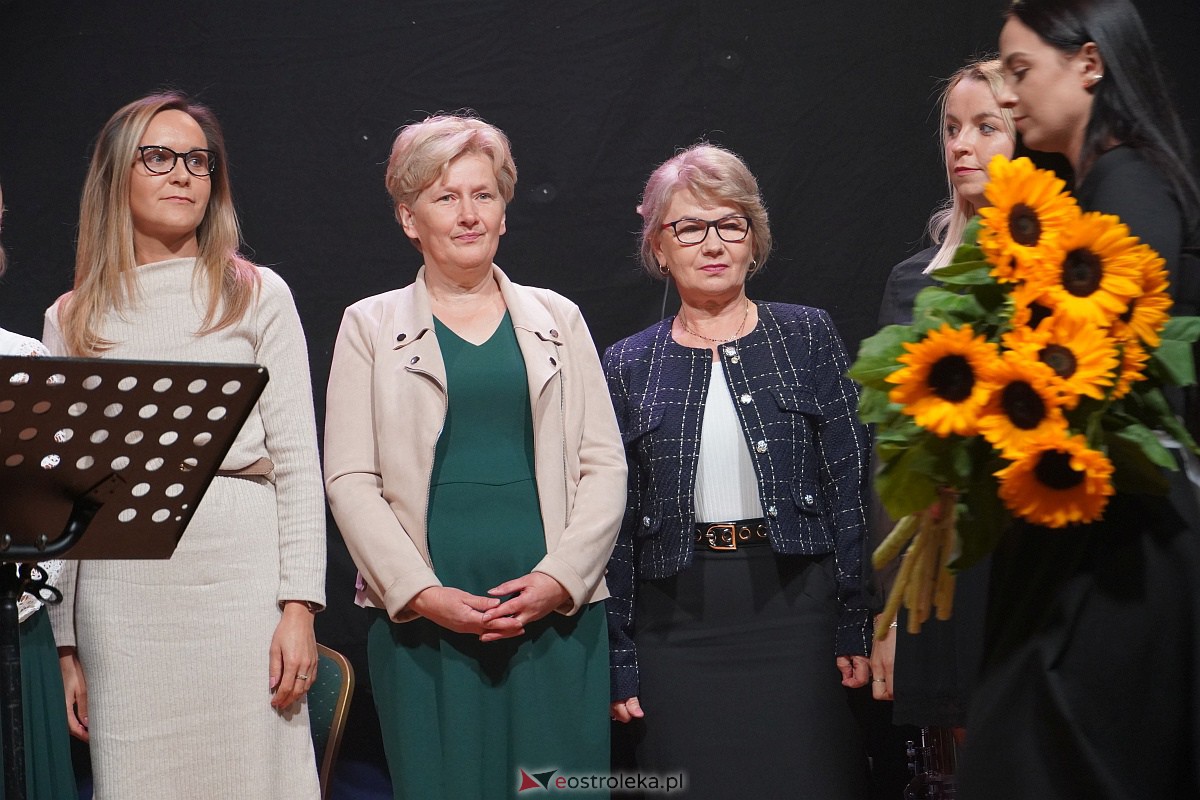 Dzień Nauczyciela w Ostrołęce. Wyróżnienia i koncert Najpiękniejsze melodie świata[16.10.2023] - zdjęcie #37 - eOstroleka.pl