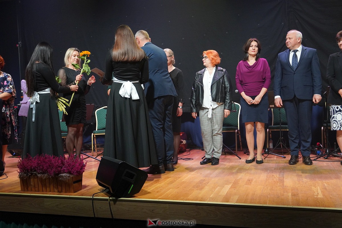 Dzień Nauczyciela w Ostrołęce. Wyróżnienia i koncert Najpiękniejsze melodie świata[16.10.2023] - zdjęcie #36 - eOstroleka.pl