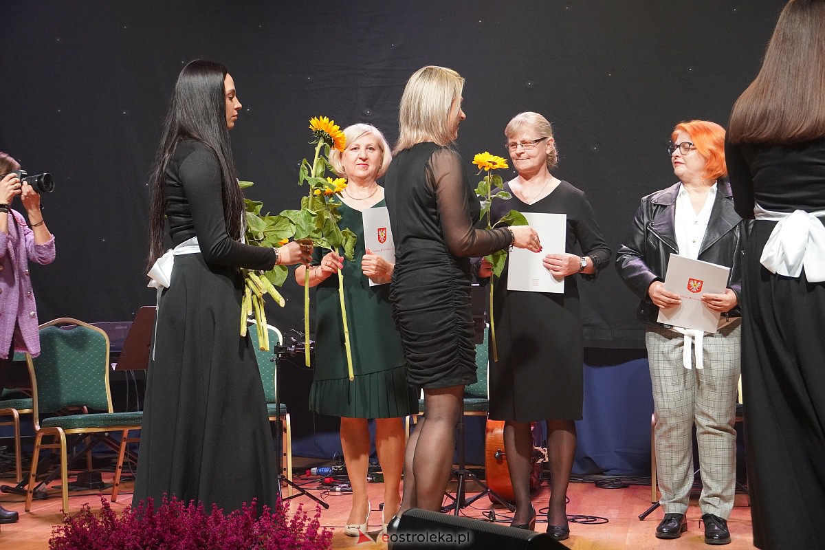 Dzień Nauczyciela w Ostrołęce. Wyróżnienia i koncert Najpiękniejsze melodie świata[16.10.2023] - zdjęcie #35 - eOstroleka.pl
