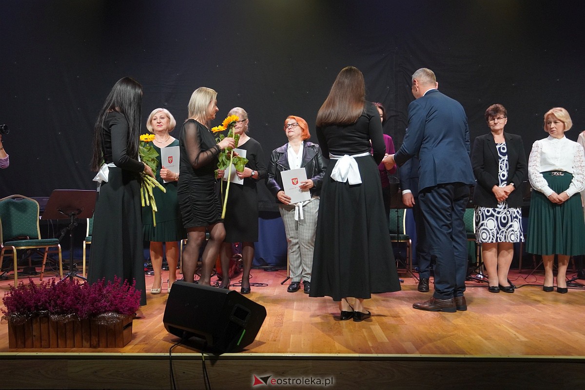 Dzień Nauczyciela w Ostrołęce. Wyróżnienia i koncert Najpiękniejsze melodie świata[16.10.2023] - zdjęcie #34 - eOstroleka.pl
