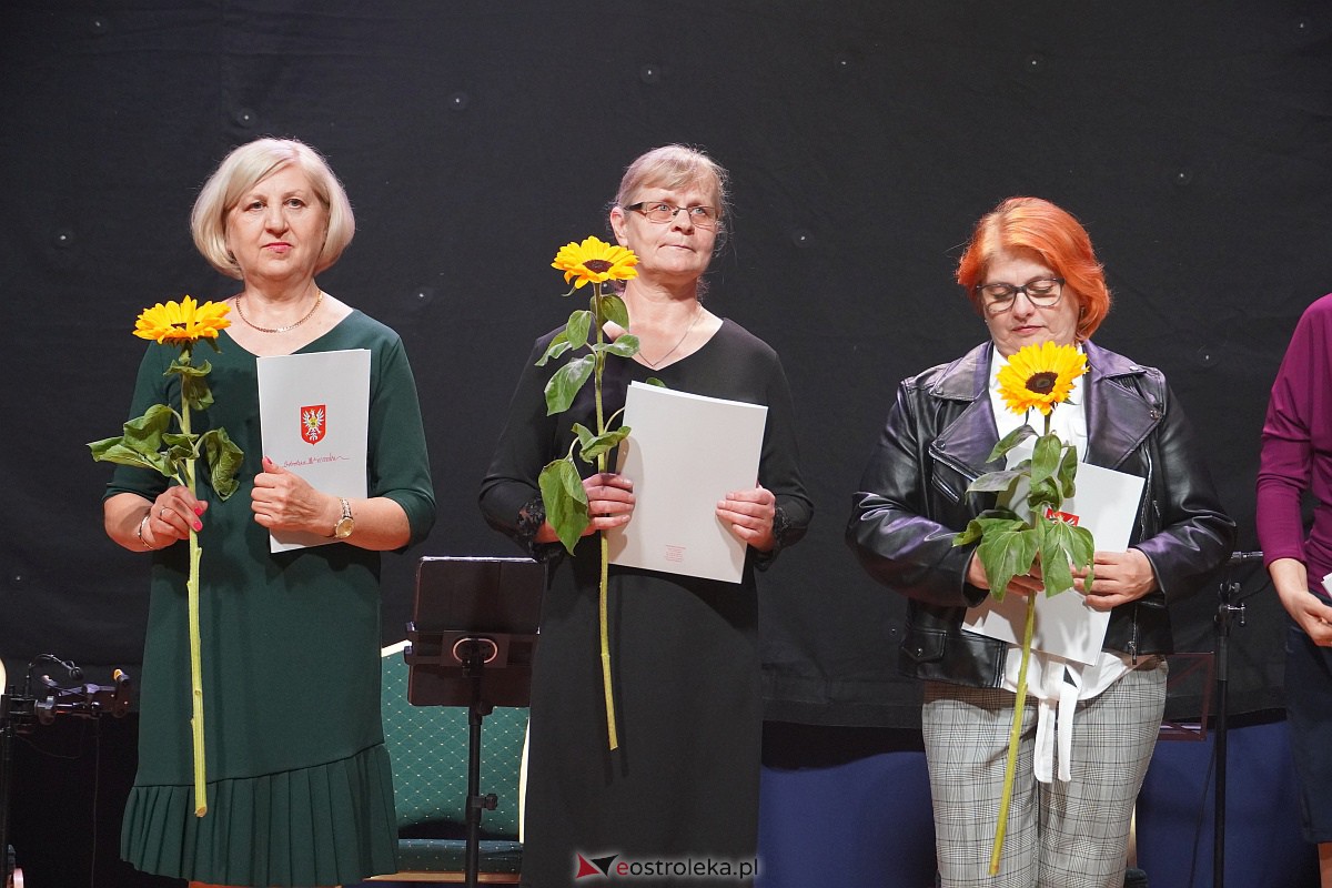 Dzień Nauczyciela w Ostrołęce. Wyróżnienia i koncert Najpiękniejsze melodie świata[16.10.2023] - zdjęcie #33 - eOstroleka.pl