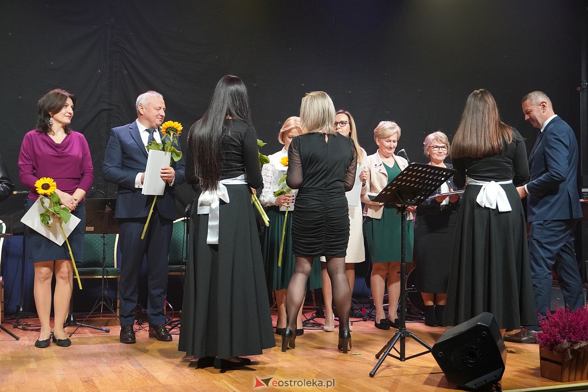 Dzień Nauczyciela w Ostrołęce. Wyróżnienia i koncert Najpiękniejsze melodie świata[16.10.2023] - zdjęcie #32 - eOstroleka.pl