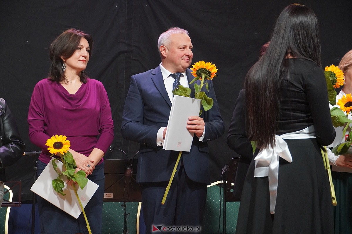 Dzień Nauczyciela w Ostrołęce. Wyróżnienia i koncert Najpiękniejsze melodie świata[16.10.2023] - zdjęcie #31 - eOstroleka.pl