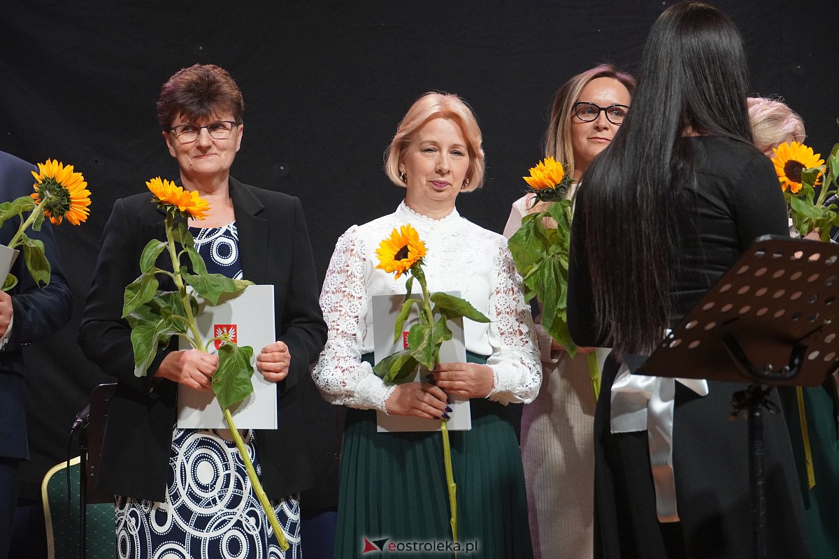 Dzień Nauczyciela w Ostrołęce. Wyróżnienia i koncert Najpiękniejsze melodie świata[16.10.2023] - zdjęcie #30 - eOstroleka.pl