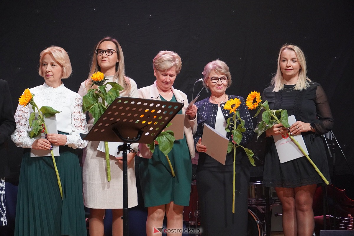 Dzień Nauczyciela w Ostrołęce. Wyróżnienia i koncert Najpiękniejsze melodie świata[16.10.2023] - zdjęcie #29 - eOstroleka.pl