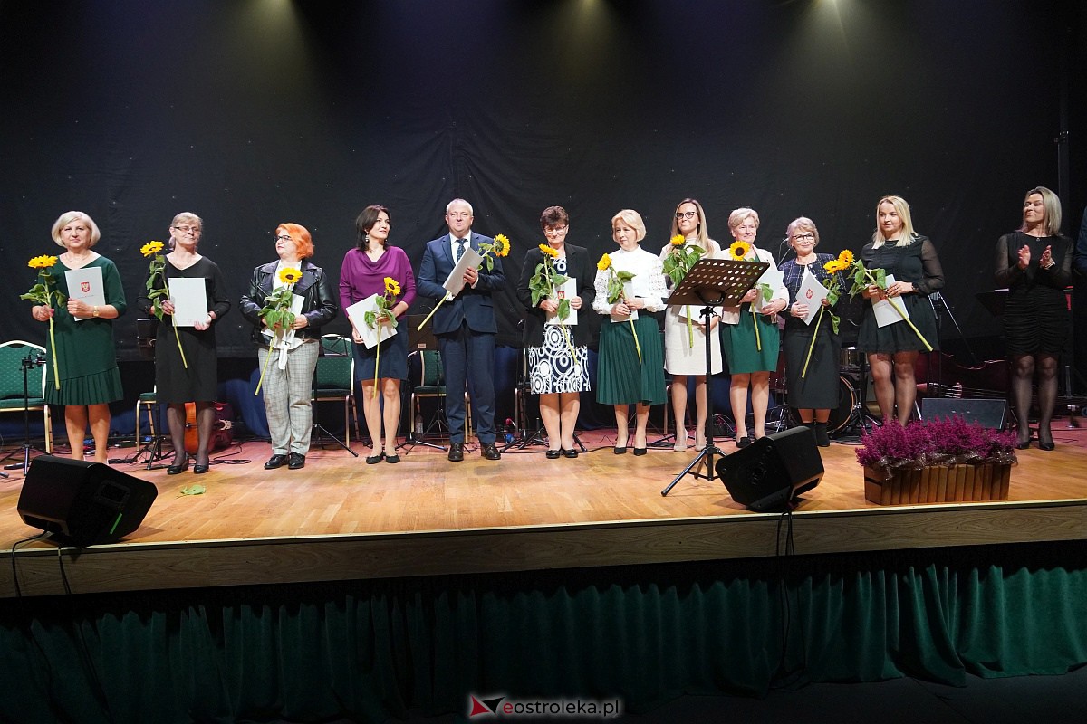 Dzień Nauczyciela w Ostrołęce. Wyróżnienia i koncert Najpiękniejsze melodie świata[16.10.2023] - zdjęcie #28 - eOstroleka.pl