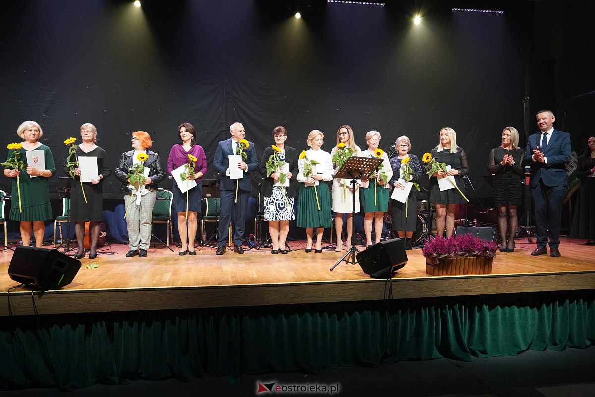 Dzień Nauczyciela w Ostrołęce. Wyróżnienia i koncert Najpiękniejsze melodie świata[16.10.2023] - zdjęcie #27 - eOstroleka.pl