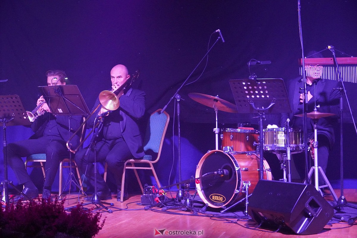 Dzień Nauczyciela w Ostrołęce. Wyróżnienia i koncert Najpiękniejsze melodie świata[16.10.2023] - zdjęcie #24 - eOstroleka.pl