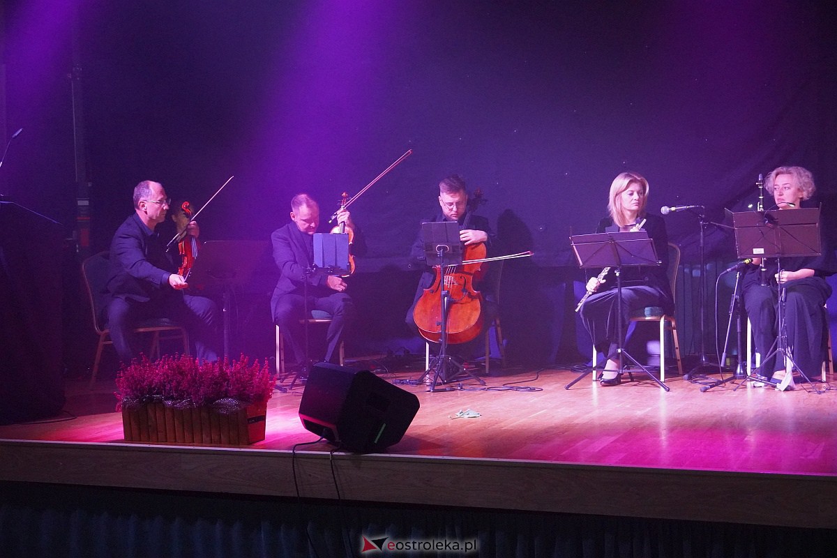 Dzień Nauczyciela w Ostrołęce. Wyróżnienia i koncert Najpiękniejsze melodie świata[16.10.2023] - zdjęcie #19 - eOstroleka.pl