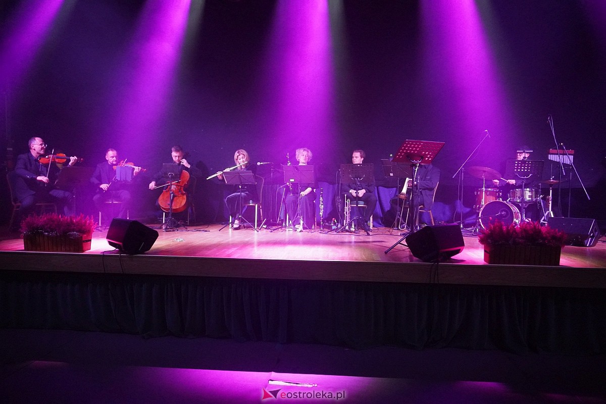 Dzień Nauczyciela w Ostrołęce. Wyróżnienia i koncert Najpiękniejsze melodie świata[16.10.2023] - zdjęcie #15 - eOstroleka.pl
