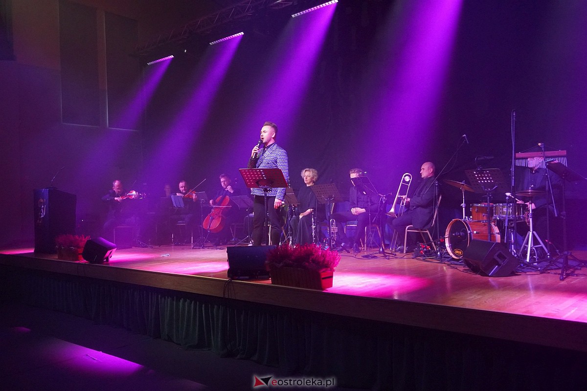 Dzień Nauczyciela w Ostrołęce. Wyróżnienia i koncert Najpiękniejsze melodie świata[16.10.2023] - zdjęcie #13 - eOstroleka.pl
